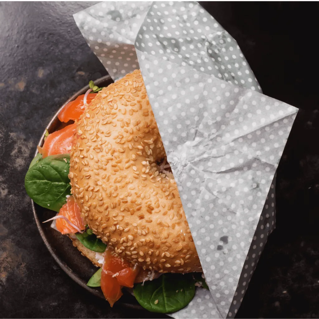 imagen de bagel con paple de envolver